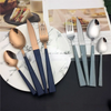 جودة عالية 16pcs مجموعات أدوات مسطحات من الفولاذ المقاوم للصدأ تصميم جديد مقبض بلاستيكي ملون خشبي يشمل ملاعق شاي سكين شوكة ملعقة